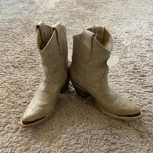 IDYLLWIND WOMEN\'S WHEELS NATURAL WESTERN BOOTIES - ROUND TOE SIZE 7